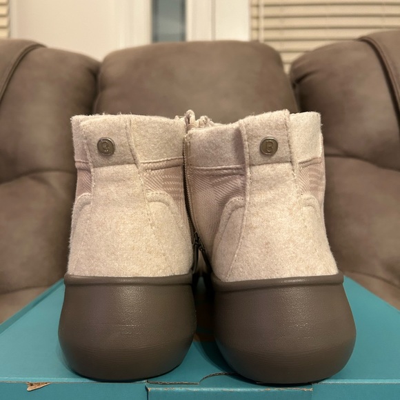 Woman’s Bzees Kick Back in Plaid Taupe! Like-new; Only wore 1x! Size 10. - Picture 4 of 7